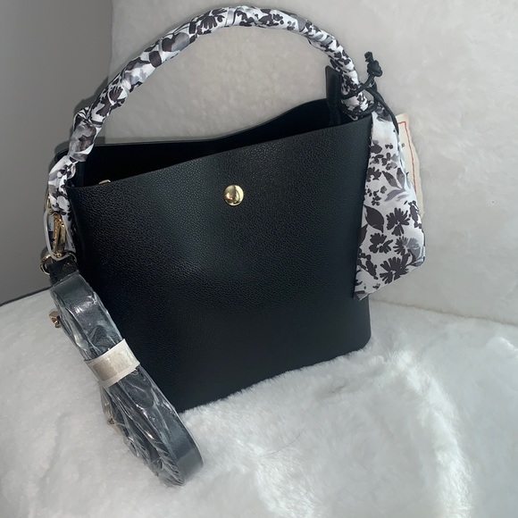 Black Handbag with detachable strap. - Picture 4 of 5